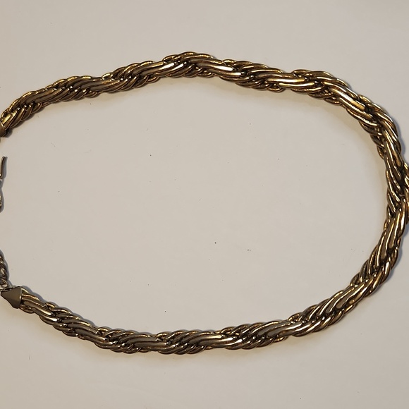 Jewelry - 63 Gold tone twisted necklace